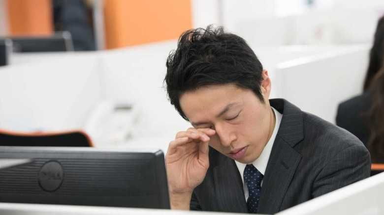 ngủ trong công sở